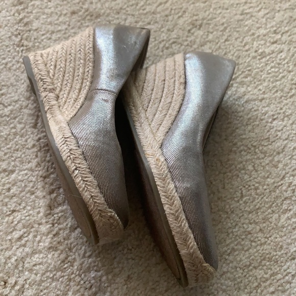 Jones Studio Gold Espdrilles Size 7 Gently Used - Picture 6 of 8